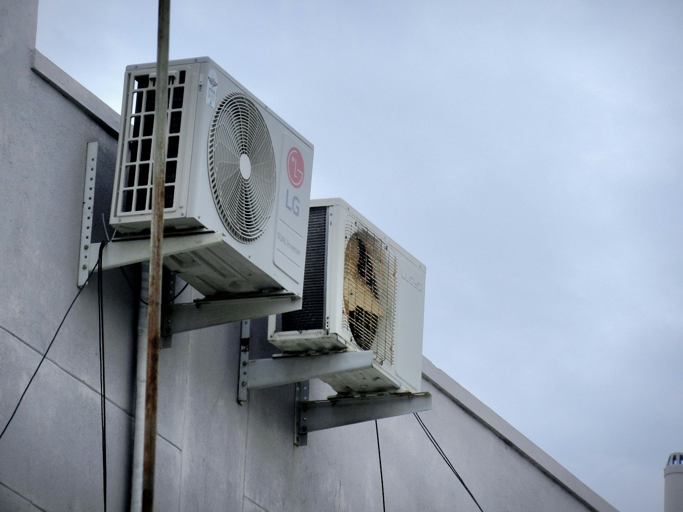 Dos unidades exteriores de aire acondicionado instaladas en una fachada
