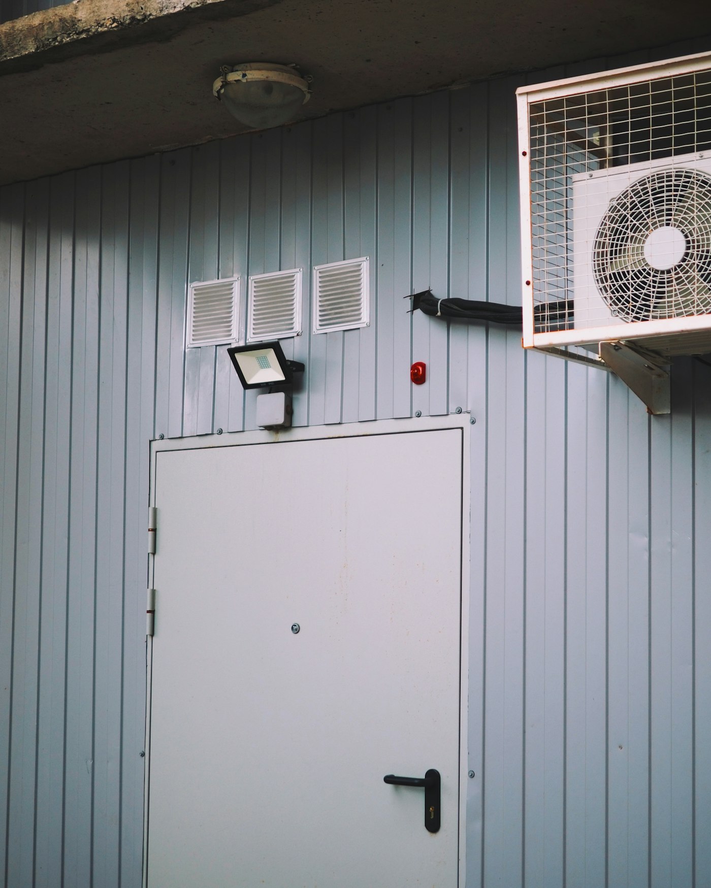 Split o multisplit: qué sistema elegir Aire acondicionado split instalado junto a una puerta