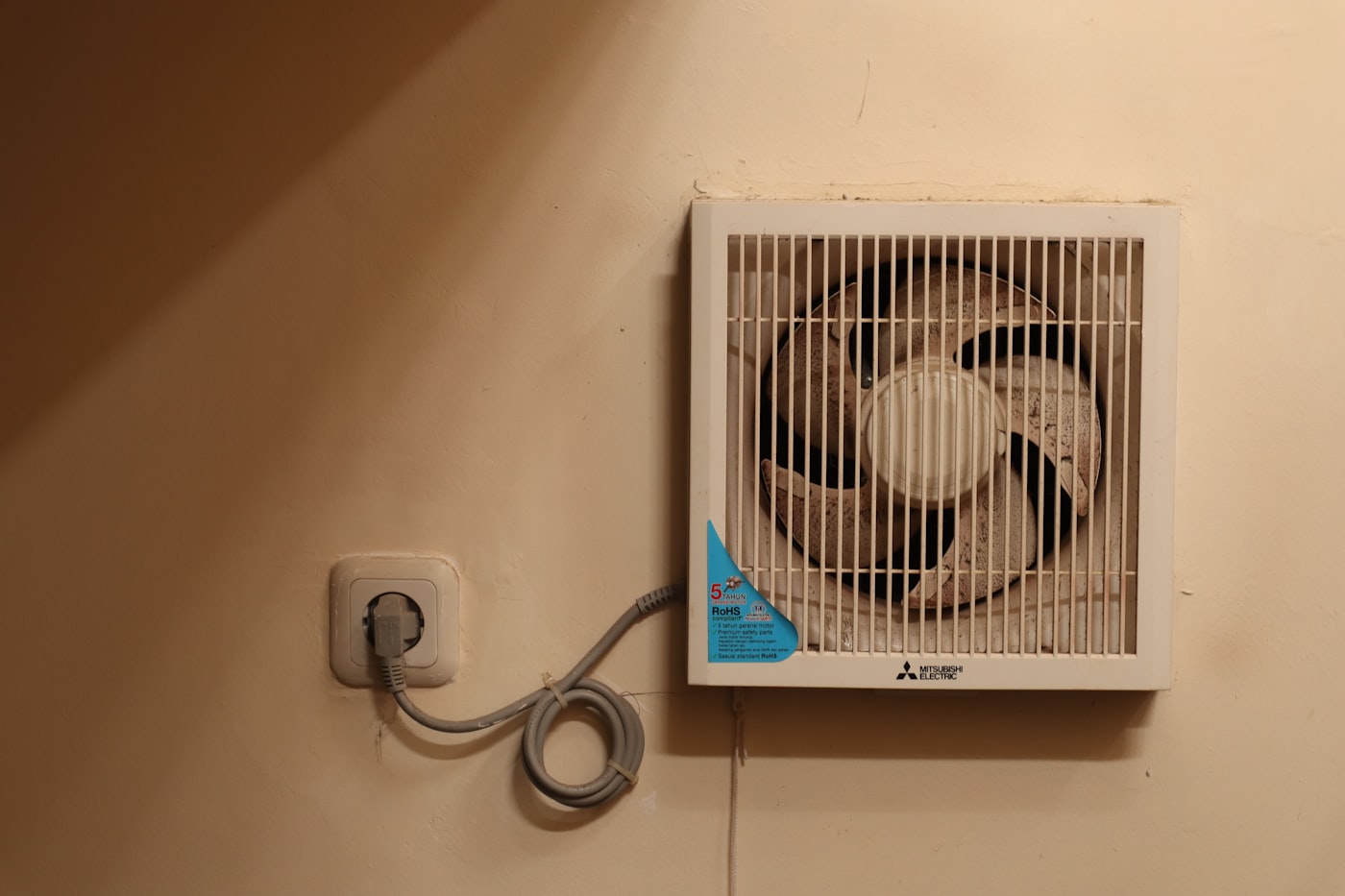 Reparación de aire acondicionado en Barcelona Aire acondicionado antiguo con signos de avería montado en la pared