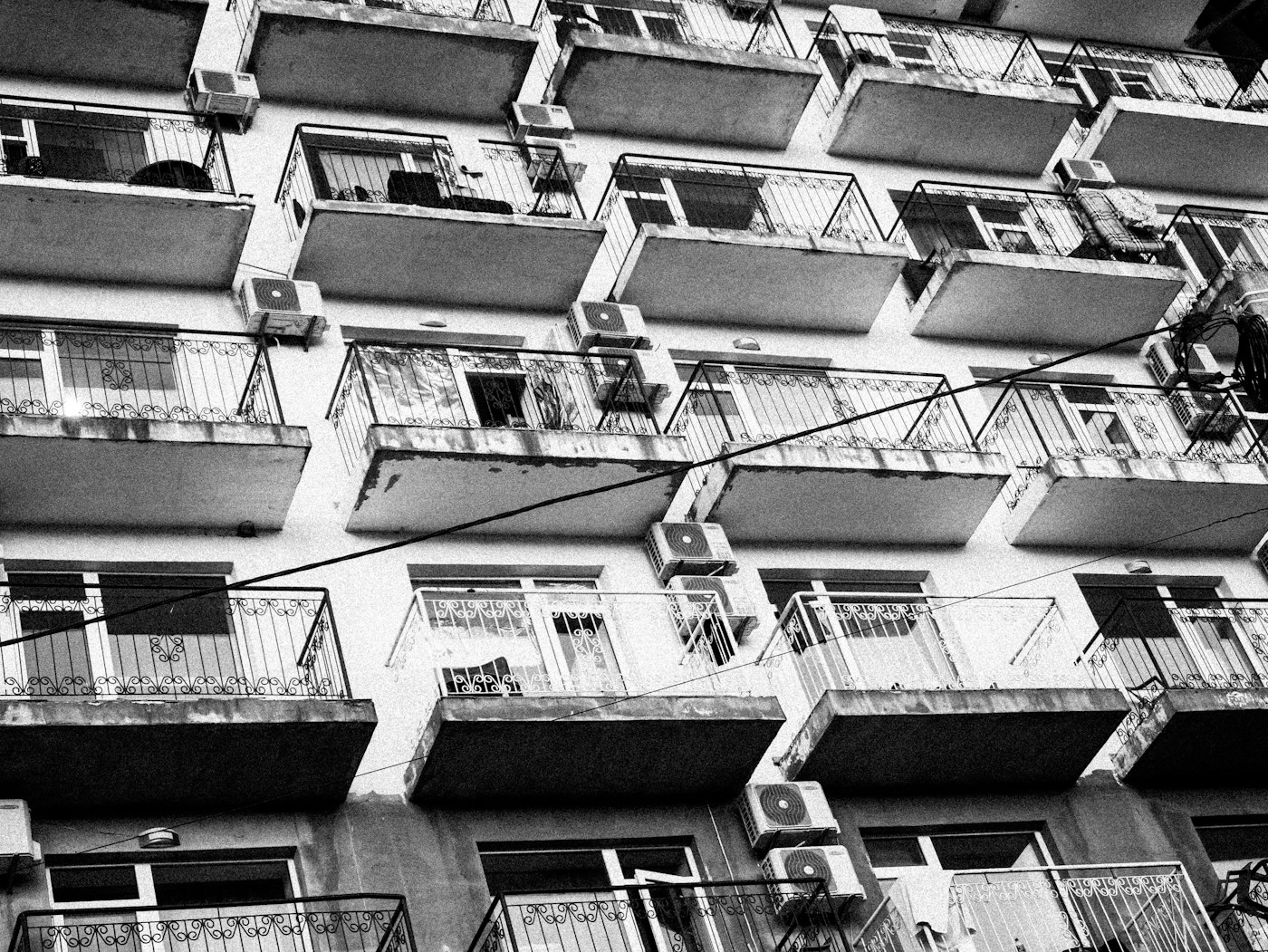 Instalación de aire acondicionado en el Eixample Balcones de una finca del Eixample con unidades de aire acondicionado