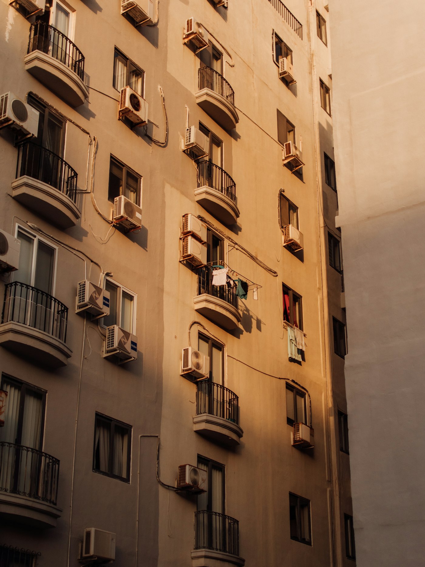 Edificio de apartamentos de Sants-Montjuïc con balcones