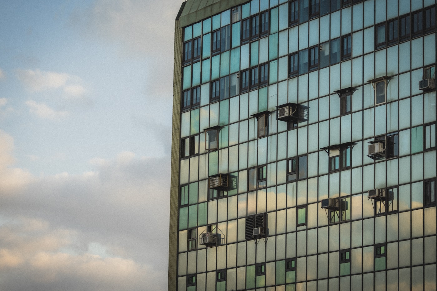 Edificio moderno con sistema de climatización en Les Corts