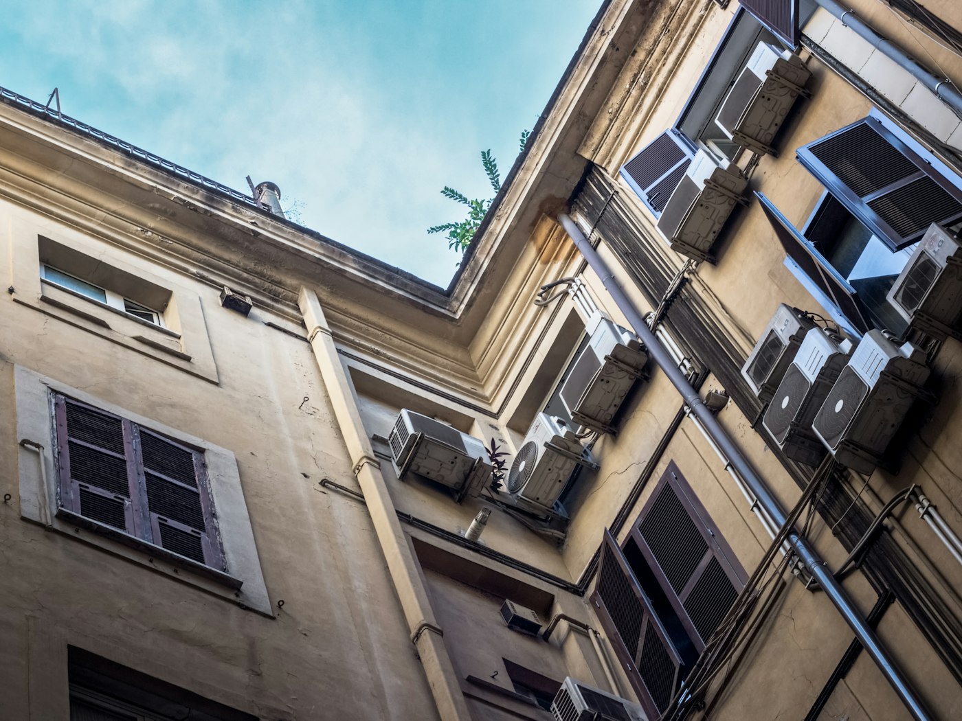 Edificio de viviendas rodeado de vegetación en Horta-Guinardó