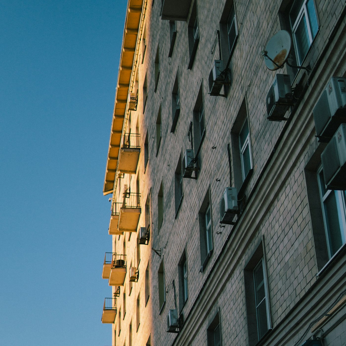 Edificio de viviendas de Gràcia con balcones estrechos