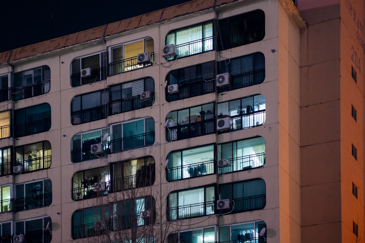 Bloque de viviendas de Sant Martí con aparatos de aire acondicionado en fachada