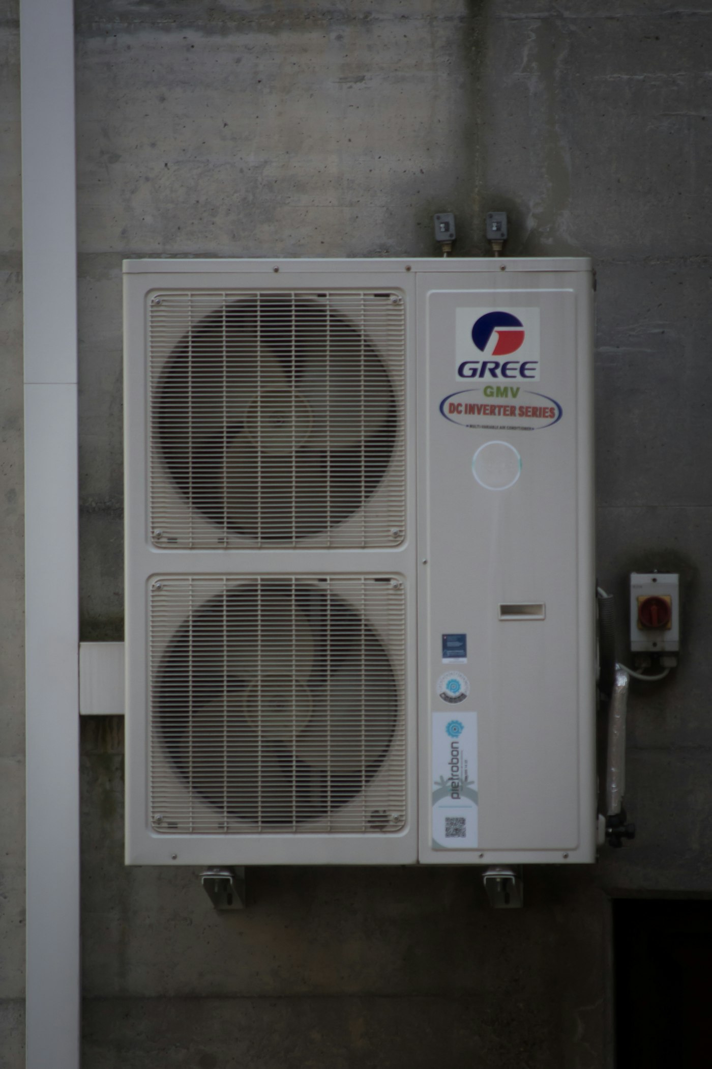 Unidad exterior de aire acondicionado Inverter instalada en una vivienda de Barcelona