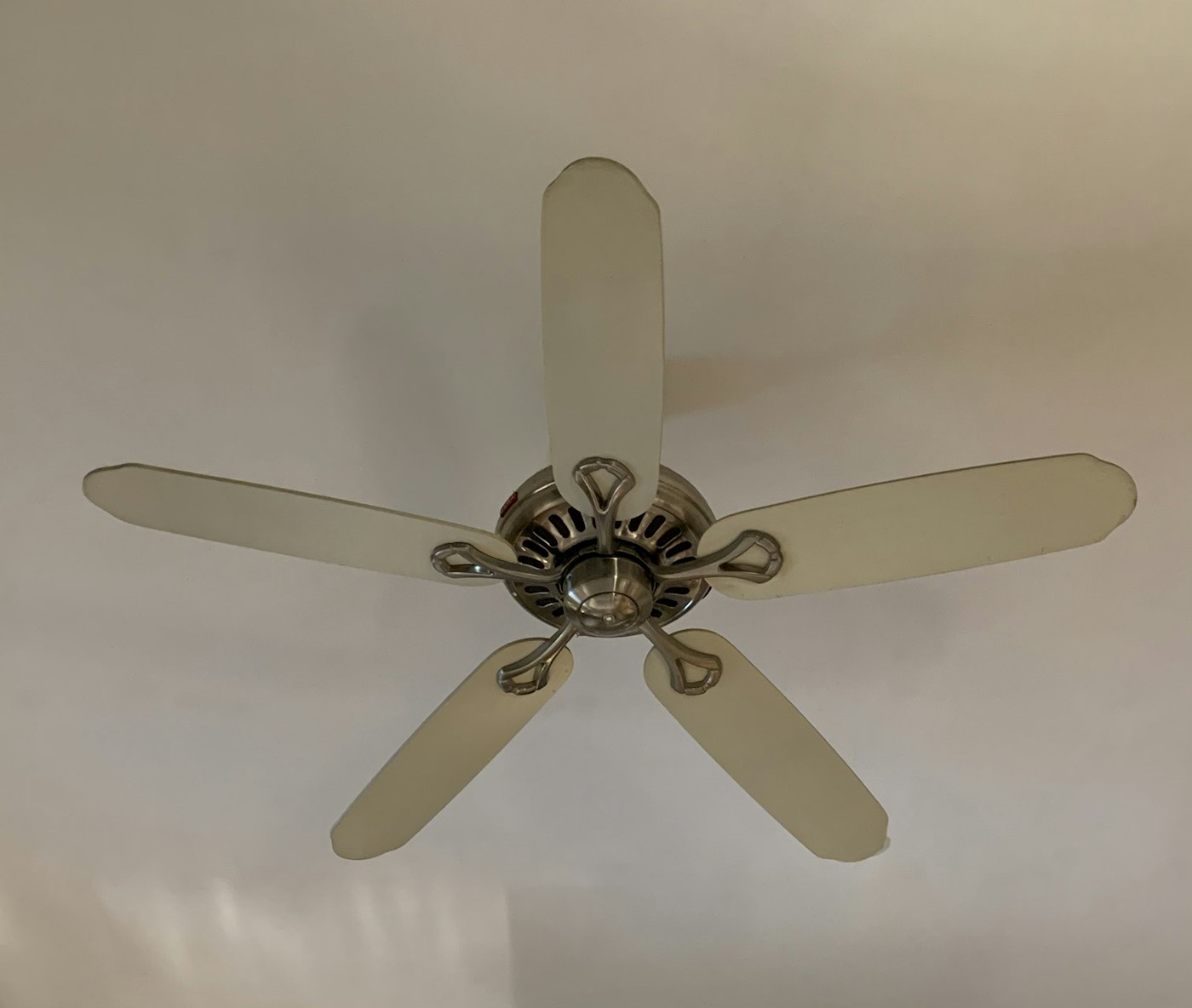 Ventilador de techo de cinco aspas instalado en un salón de Barcelona