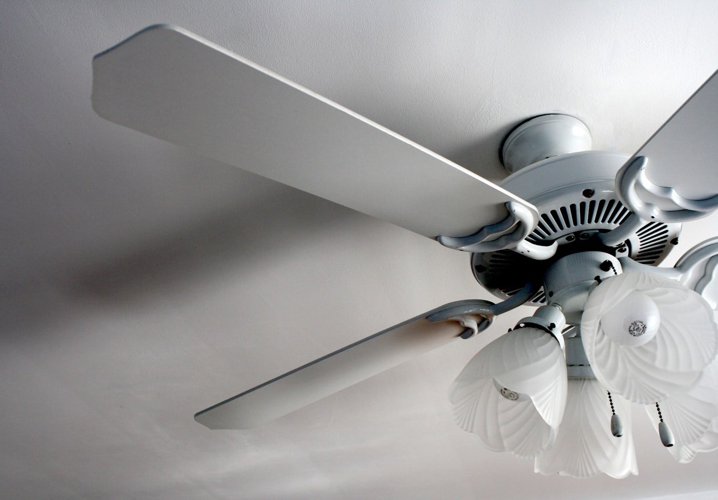 Ventilador de techo blanco anclado en un falso techo de pladur