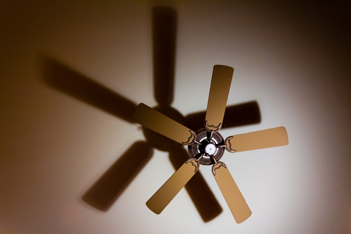 Detalle de un ventilador de techo de cinco aspas instalado