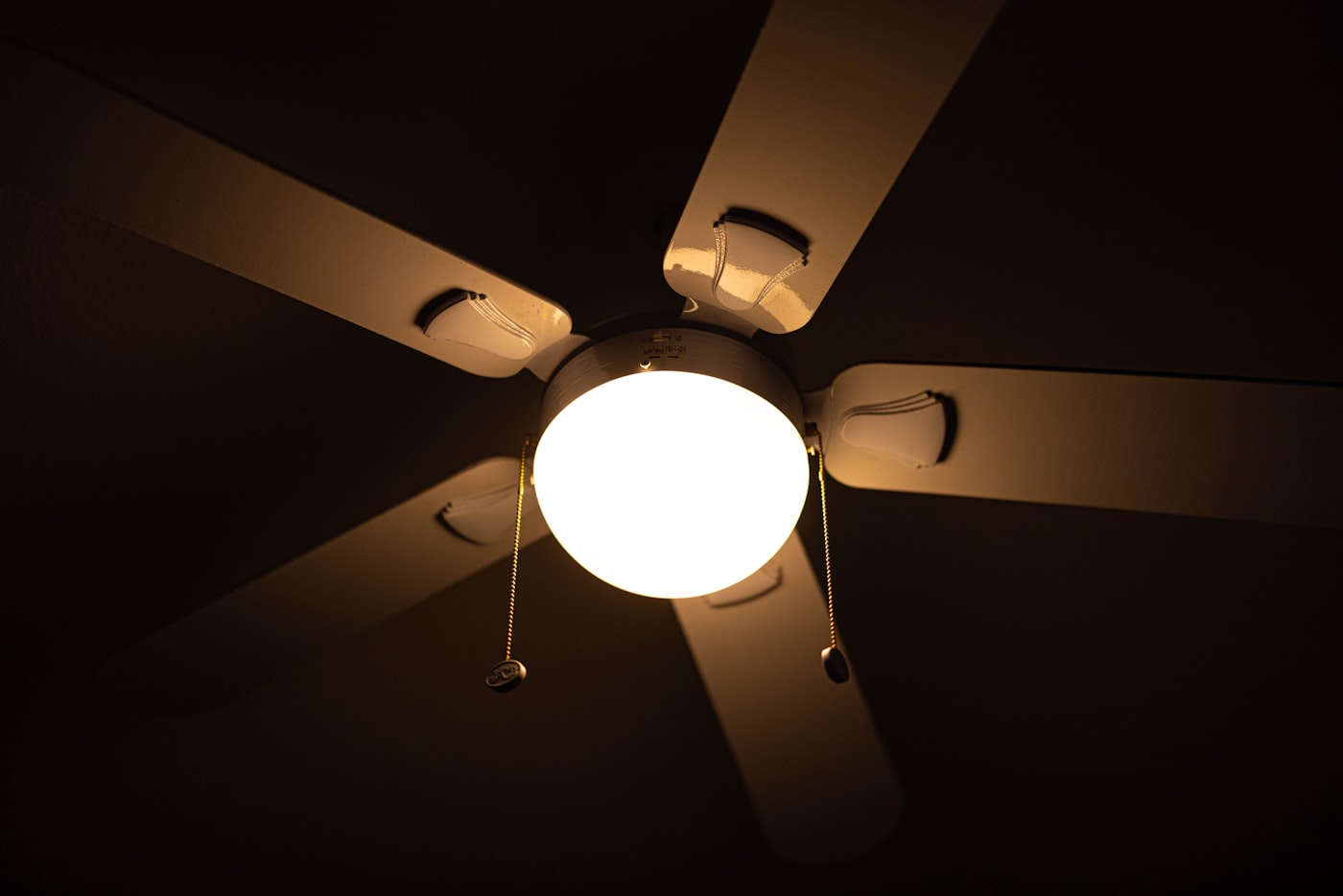 Ventilador de techo con luz integrada encendida en el salón