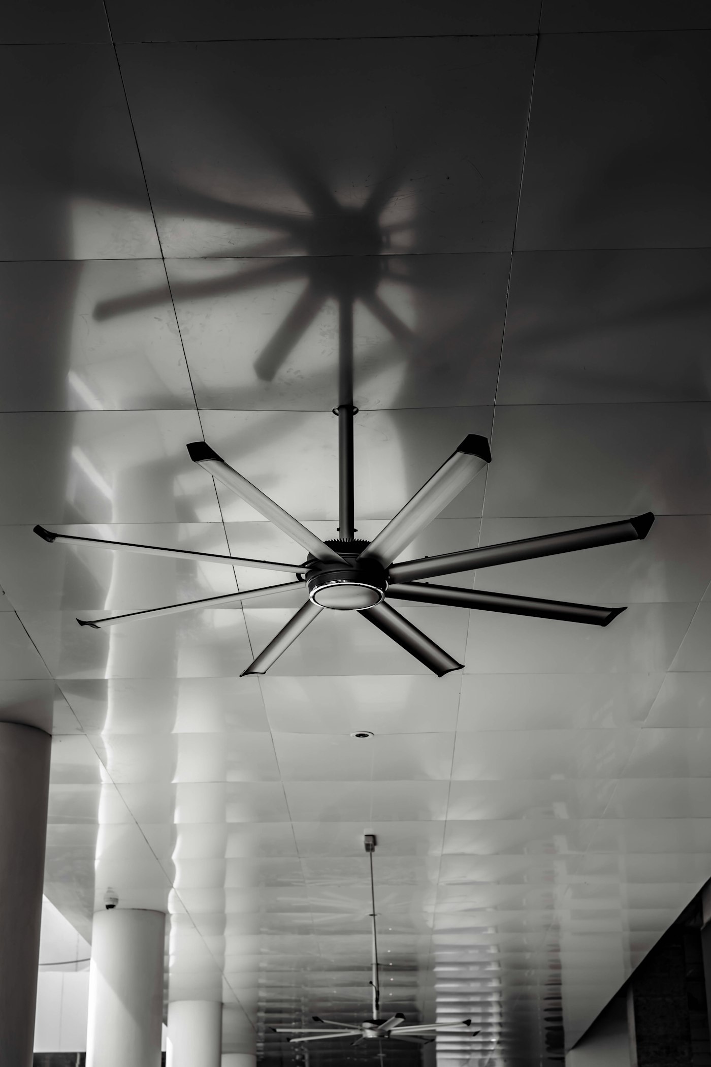 Detalle de las aspas de un ventilador de techo en funcionamiento