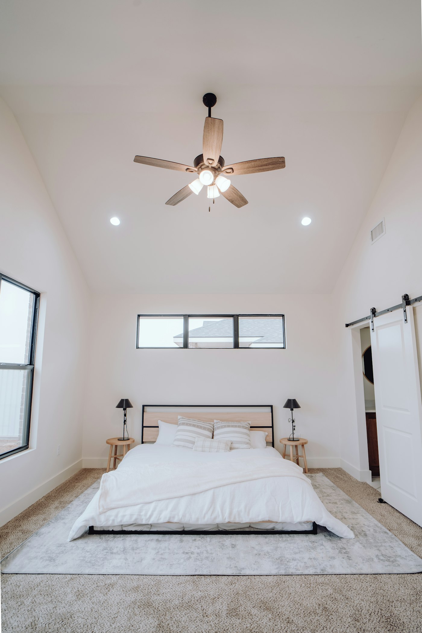 Dormitorio con ventilador de techo instalado sobre la cama