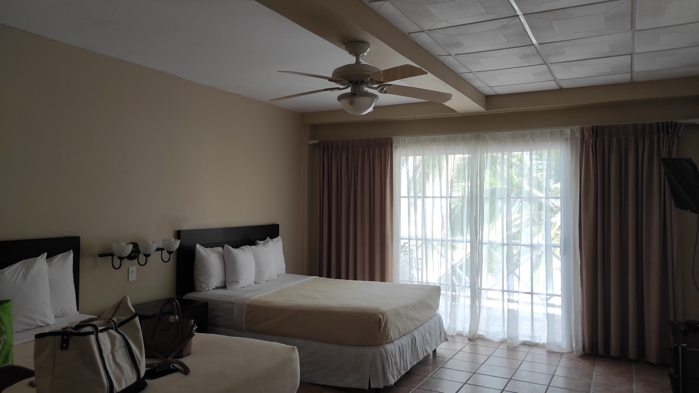 Instalar un ventilador de techo en pladur Ventilador de techo instalado en una habitación con dos camas