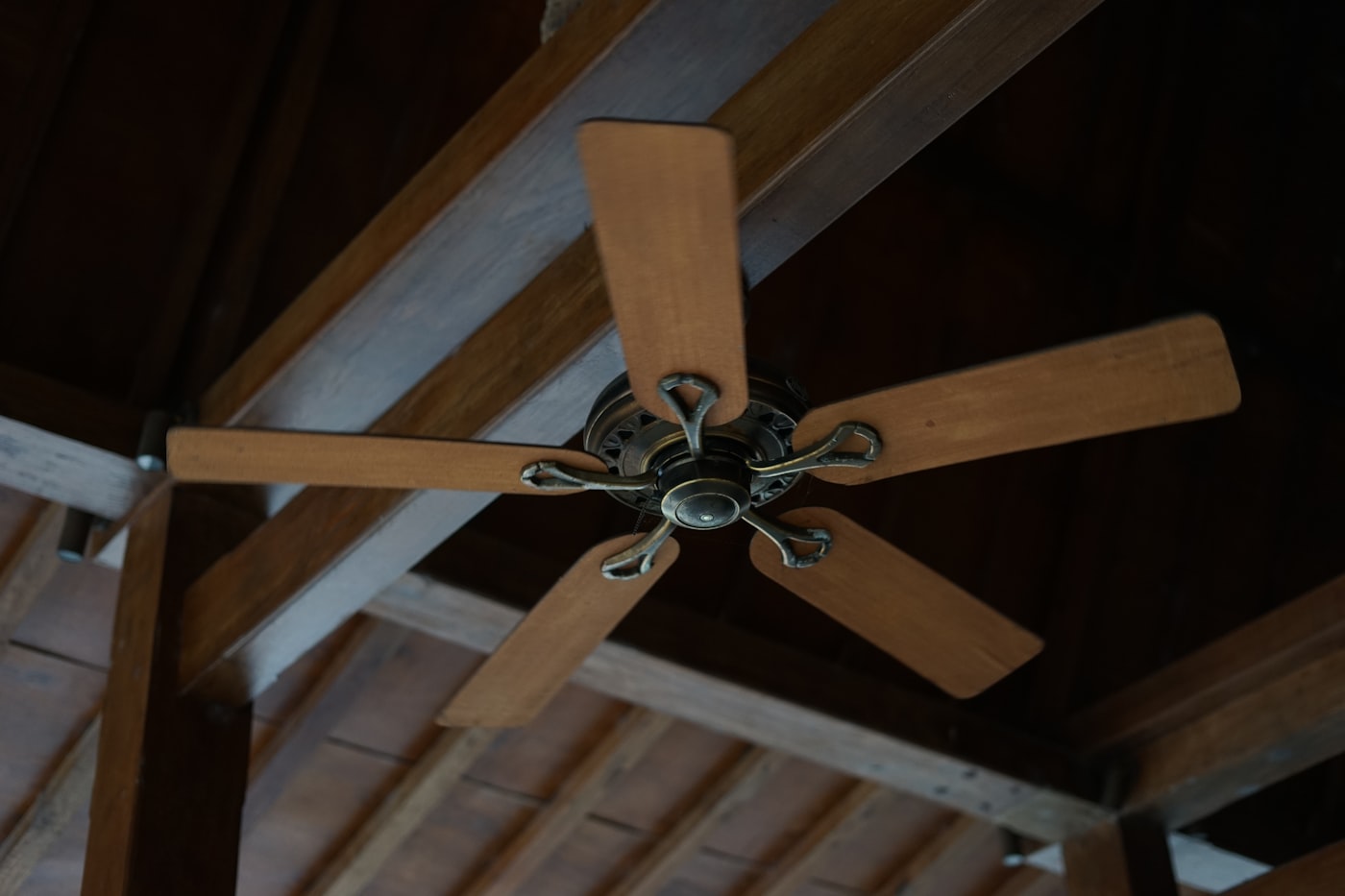 Ventilador de techo de madera instalado en una vivienda con vigas de Ciutat Vella