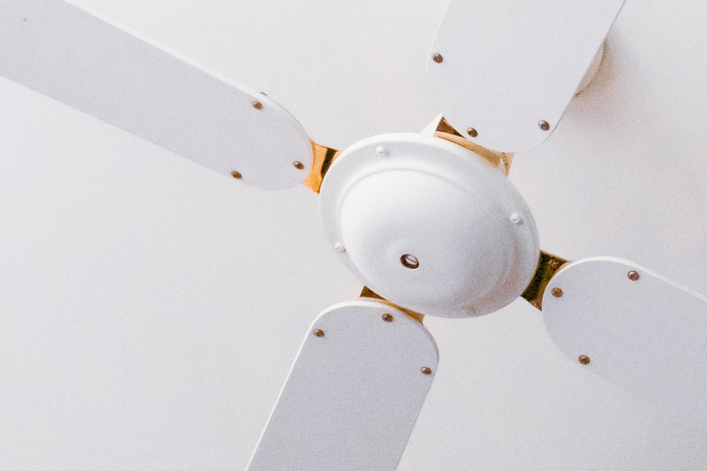 Ventilador de techo moderno de tres aspas instalado en un piso del Eixample